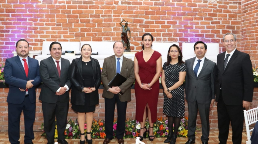 Entrega el IEEH reconocimiento al Consejero del INE, Marco Antonio Ba&ntilde;os