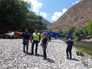 Rescatan Gobierno de Hidalgo, Ayuntamiento de Pacula y ciudadanos, a personas atrapadas por creciente de r&iacute;o