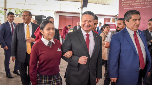 Entrega Julio Menchaca uniformes, &uacute;tiles&nbsp;y libros de texto gratuitos