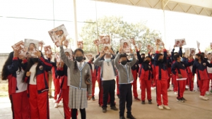 Entrega IHE la gaceta n&uacute;mero 17 del programa Cazadores de Saberes&nbsp;a primaria biling&uuml;e de Acaxochitl&aacute;n