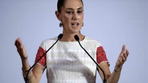 Sheinbaum ‘tropieza’ en Baja California Sur: ¿Qué dijo del presidente López Obrador y cómo lo corrigió?
