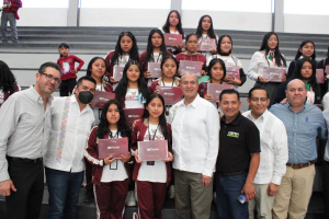 SEPH entrega dispositivos m&oacute;viles a estudiantes de la sierra alta hidalguense
