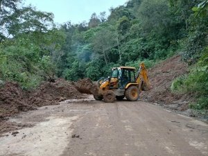 Contin&uacute;an trabajos de desazolve y retiro de derrumbes en Hidalgo