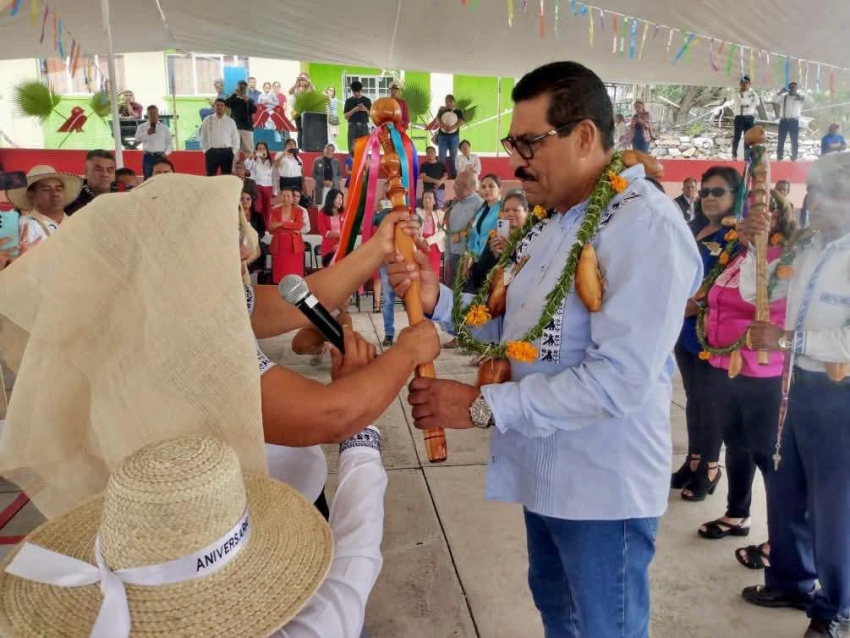 Recibe Said Vargas Bastón de Mando en aniversario de Educación Indígena