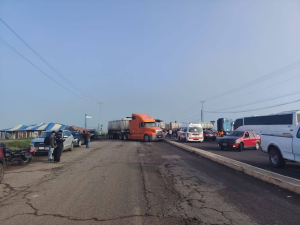 Transportistas cercan  Villa de Tezontepec