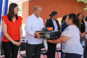 IHE entrega mobiliario educativo y equipo tecnol&oacute;gico a escuelas primarias de Tasquillo