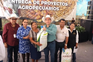 La Secretar&iacute;a de Agricultura y Desarrollo Rural fortalece al campo con entrega de apoyos productivos