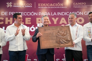 Julio Menchaca y el IMPI protegen producci&oacute;n del chile rayado de La Misi&oacute;n