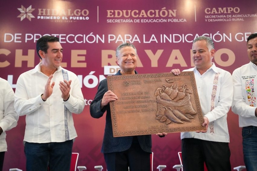 Julio Menchaca y el IMPI protegen producción del chile rayado de La Misión