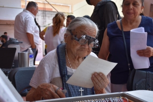 Reafirma gobierno estatal compromiso con la salud visual&nbsp;de las personas adultas mayores