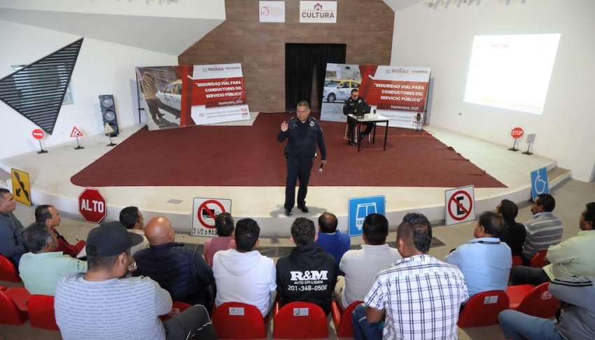 Capacitan a más de 100 operadores del transporte público en Pachuca