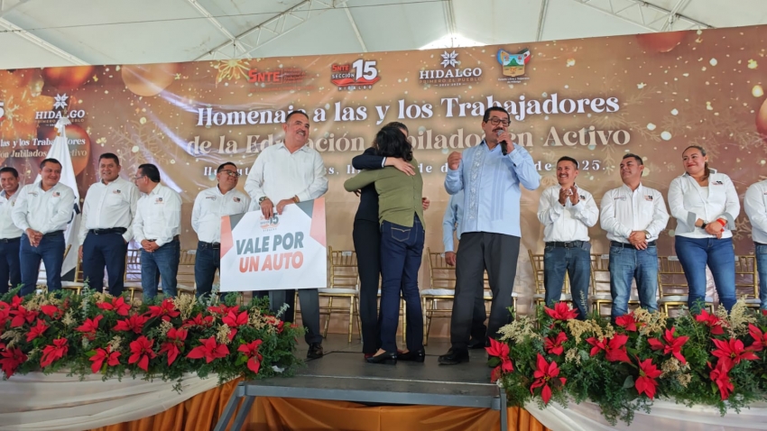 Magisterio jubilado en activo de la Huasteca recibe reconocimiento; maestra gana auto en evento del SNTE