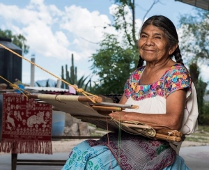 Destaca artesana del Valle del Mezquital en premio de promoci&oacute;n cultural