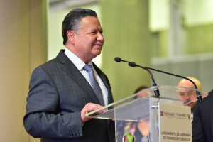 Reconoce Julio Menchaca la coordinaci&oacute;n entre los poderes Ejecutivo y Legislativo para impulsar leyes a favor de la poblaci&oacute;n hidalguense