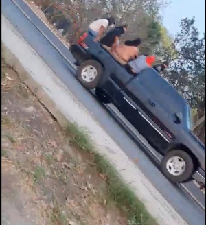 Sujetos encapuchados cierran el acceso principal a Huejutla de Reyes, Hidalgo