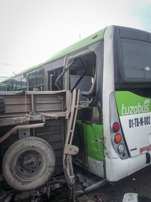 Accidente vial en la carretera México-Pachuca sistema Tuzobús afectado