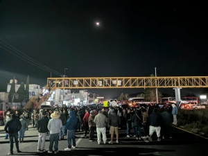Bloquean carretera para exigir localizaci&oacute;n de una menor