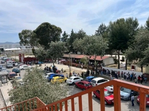 Contin&uacute;a la afluencia de votantes