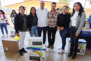 SEPH entrega mobiliario y tecnolog&iacute;a a escuelas de educaci&oacute;n b&aacute;sica de Agua Blanca y Metepec