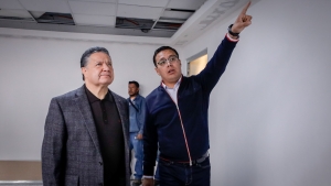 Julio Menchaca supervisa los avances de la rehabilitaci&oacute;n por las instalaciones del Edificio de Gobierno