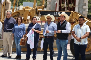 CEMD y autoridades de San Agust&iacute;n Metzquititl&aacute;n rehabilitan caminos rurales