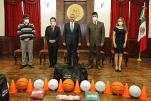 Sergio Ba&ntilde;os firma acuerdo para realizar acciones deportivas, de salud y prevenci&oacute;n de adicciones