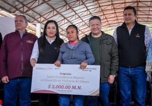 Entrega Gobierno de Hidalgo apoyos econ&oacute;micos a mujeres