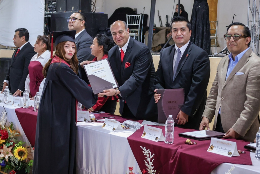 Natividad Castrejón reconoce a egresados de bachillerato a distancia CEMSaD Cobaeh
