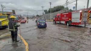 Intensa lluvia paraliza vialidades y afecta comercios