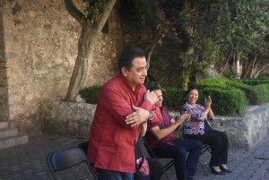 Andr&eacute;s Vel&aacute;zquez asiste a asamblea informativa