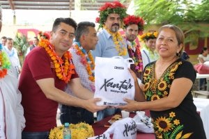 Inici&oacute; gobierno de Hidalgo entrega de cacao y az&uacute;car en la Huasteca