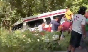 Diez personas reciben atenci&oacute;n tras accidente en Huejutla-Atlapexco