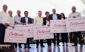 Entregan tabletas electr&oacute;nicas a bachilleres hidalguenses.