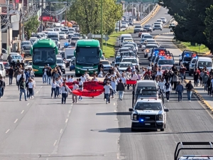 Segundo d&iacute;a de protestas normalistas en Pachuca