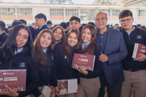 Natividad Castrej&oacute;n entrega tabletas en Conalep Tizayuca y Villa de Tezontepec