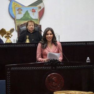 Convoca Moncerrat Hern&aacute;ndez a hacer conciencia acerca del c&aacute;ncer de mama en M&eacute;xico.
