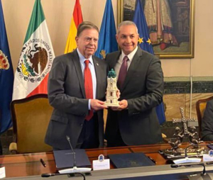 Firma Sergio Ba&ntilde;os hermanamiento de Pachuca con Oviedo, Espa&ntilde;a