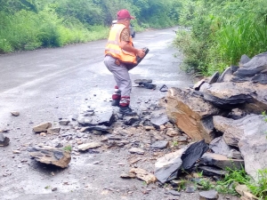 Lluvias dejan 28 derrumbes y mantienen cerrados siete caminos en Hidalgo