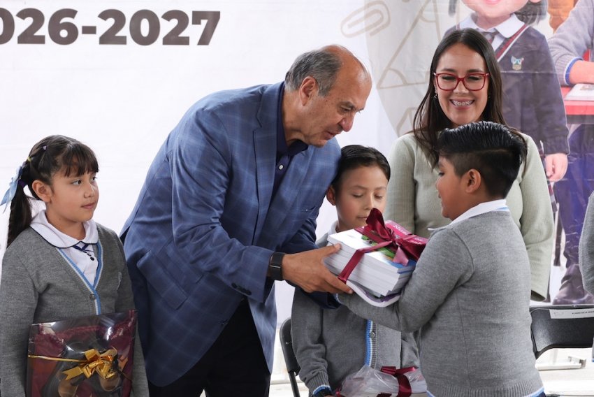 Gobierno de Hidalgo entrega uniformes, útiles y calzado a estudiantes de Tula-Tepeji
