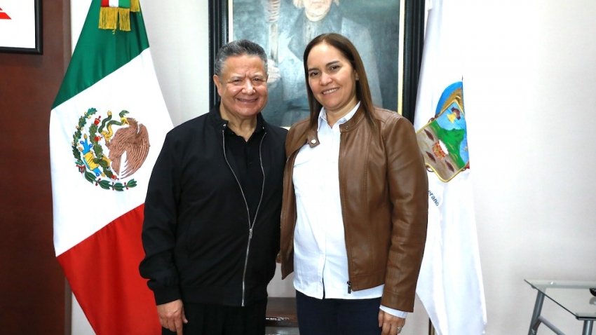 Julio Menchaca revisa proyectos para la construcción de viviendas en Hidalgo