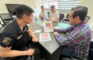 Inversionistas de China, quienes presentan un proyecto consistente en un huerto experimental