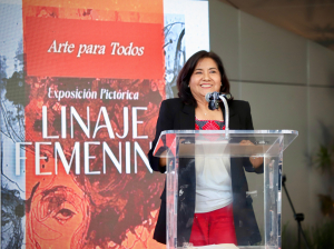 Edda Vite inaugura la exposici&oacute;n &ldquo;Linaje Femenino: Ra&iacute;ces de Mujer&rdquo; en el Auditorio Gota de Plata