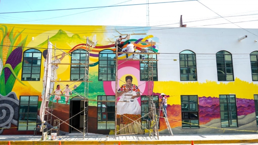 Gobierno de Huejutla se suma a transformación artística de edificio del poder judicial