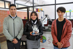 Estudiantes de la UPT desarrollan mano robótica que traduce lenguaje de señas