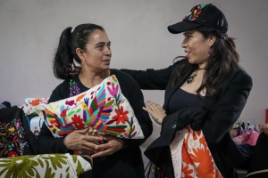 Simey Olvera supervis&oacute; talleres artesanales en Tenango de Doria
