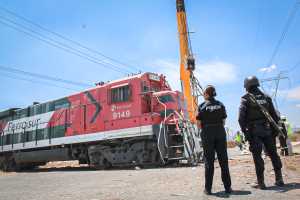 Contin&uacute;an los trabajos de encarrilamiento del tren que se impact&oacute; contra un tr&aacute;iler