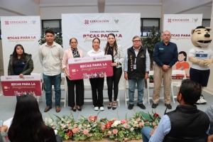 Reciben estudiantes del ITESHU Becas para la Transformaci&oacute;n