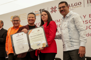 Reconoce gobierno estatal a personal de apoyo y asistencia a la educaci&oacute;n por a&ntilde;os de servicio