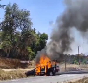 Huachicoleros queman patrulla y se enfrentan a la policía en Acaxochitlán