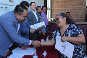 CEVI entrega escrituras de propiedad a 28 familias